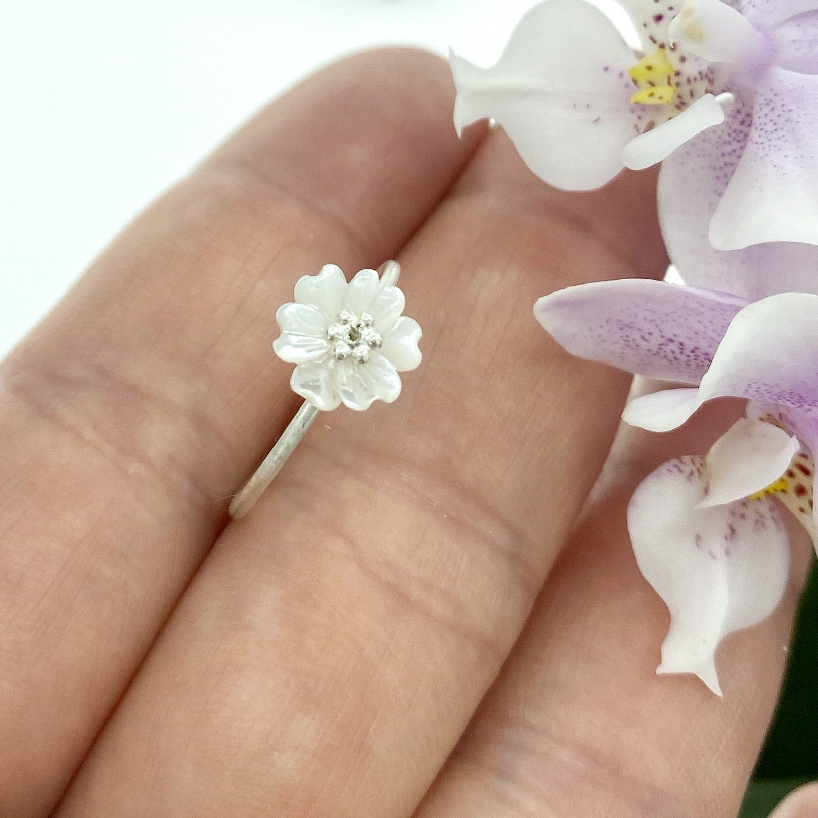 Mother of Pearl Flower Ring – YUMI JEWELRY + PLANTS